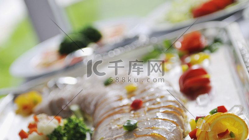 膨化食品：代加工与自产，哪种更胜一筹？**